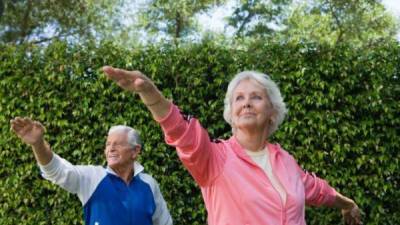 Las personas de la tercera edad deben realizar ejercicio diario para disminuir el riesgo de padecer de la enfermedad de Alzheimer.